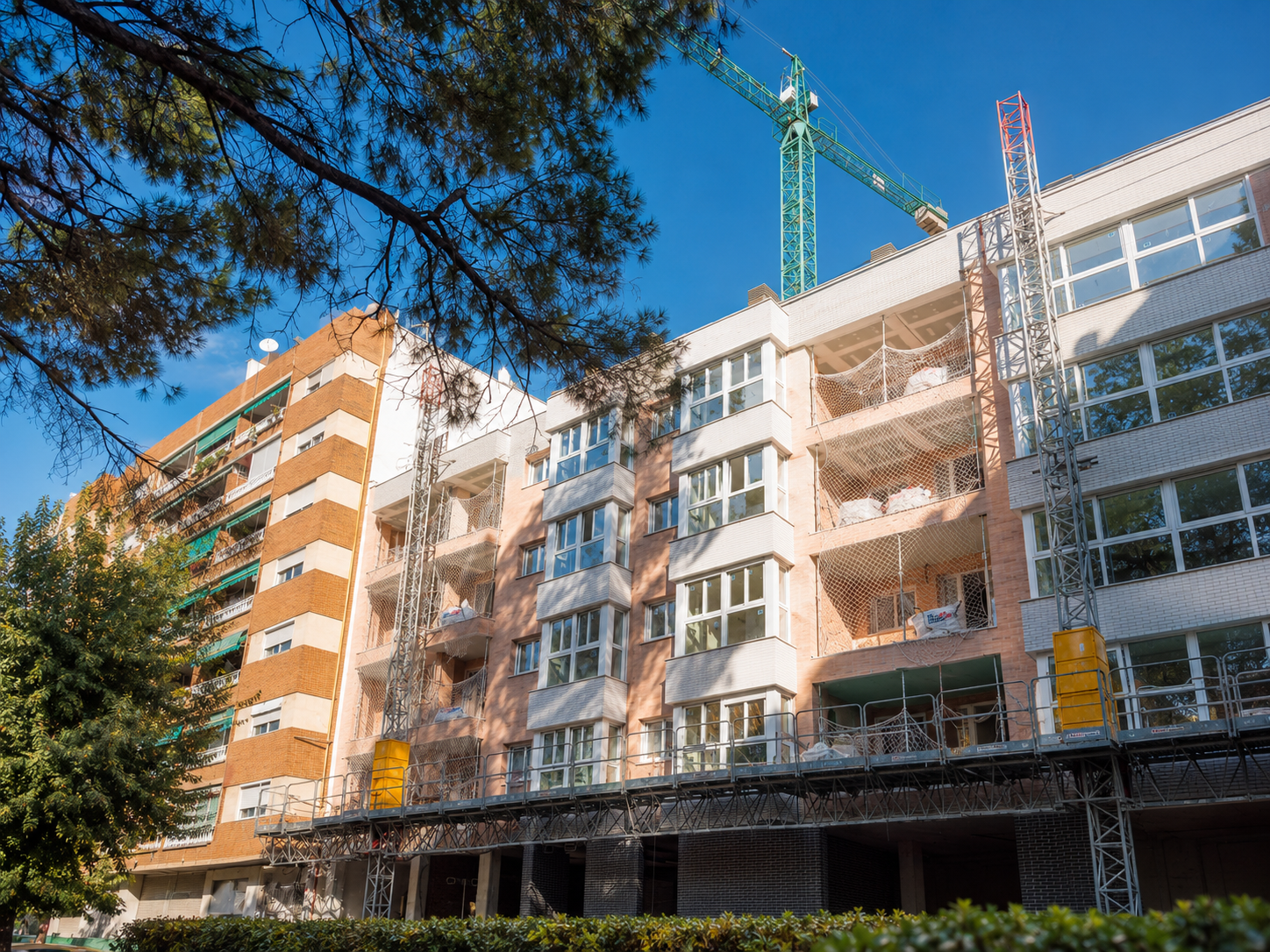 Restauración de fachadas cara vista · Construcciones Emilio Ahulló